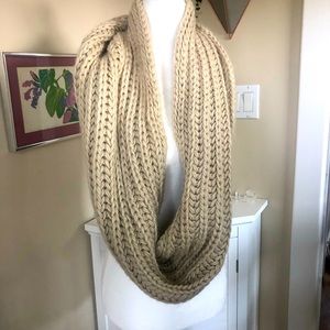 Chunky cable knit infinity scarf